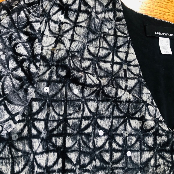 JONES NEW YORK GRAY-BLACK GEOMETRIC WRAP TOP - Picture 3 of 6